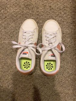 FREE: GREAT CONDITION WOMEN’S SIZE 7 NIKE SHOES