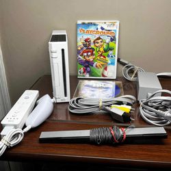 White Nintendo RVL-001 Wii Console w/ Wii Controller/Nunchuck & Power Supply/Av Cable & 2 Videogames