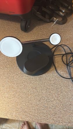 This charger charges, Apple watches and iPhone