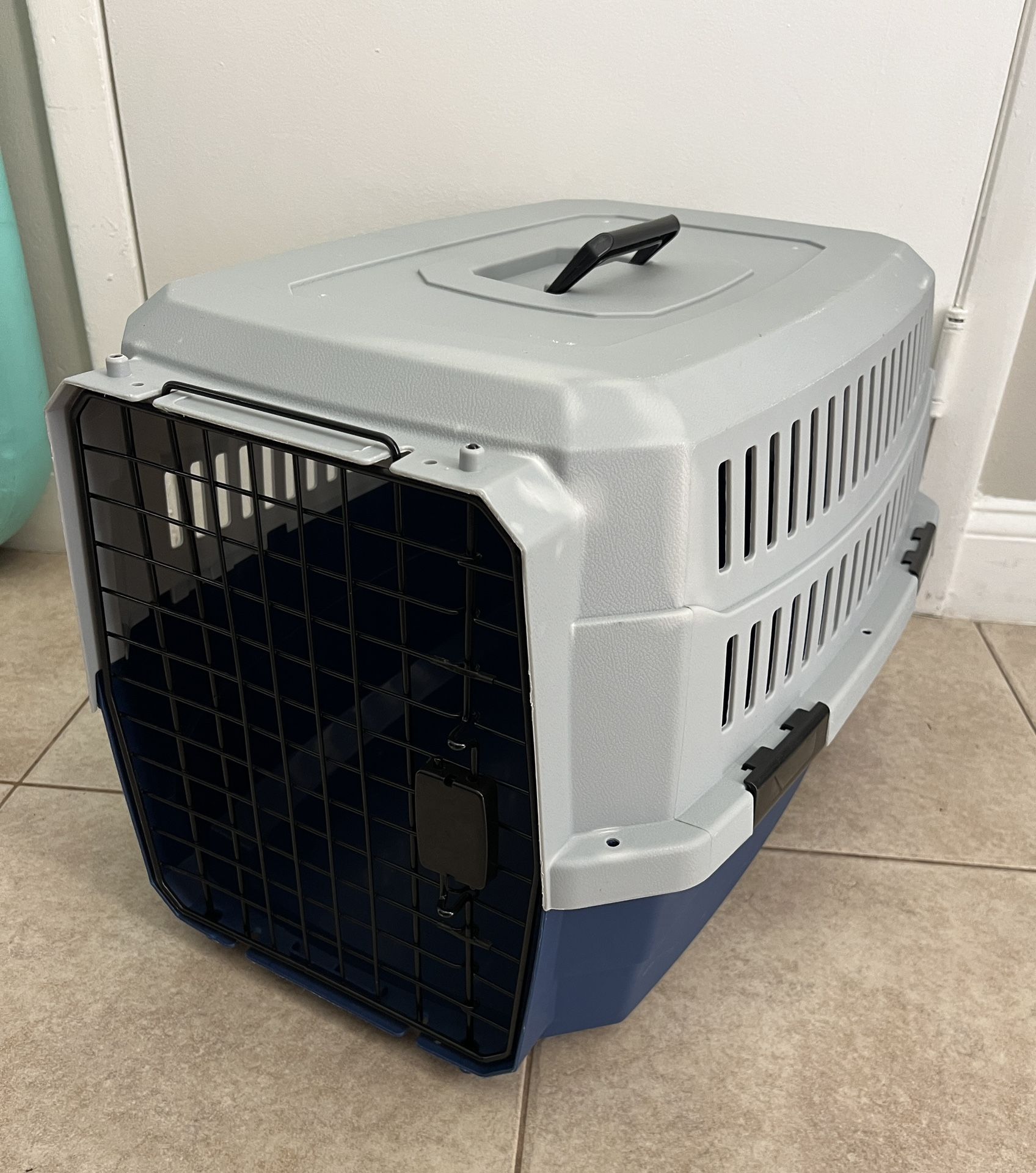 Plastic pet carrier, size M, 26in To 16 To 17