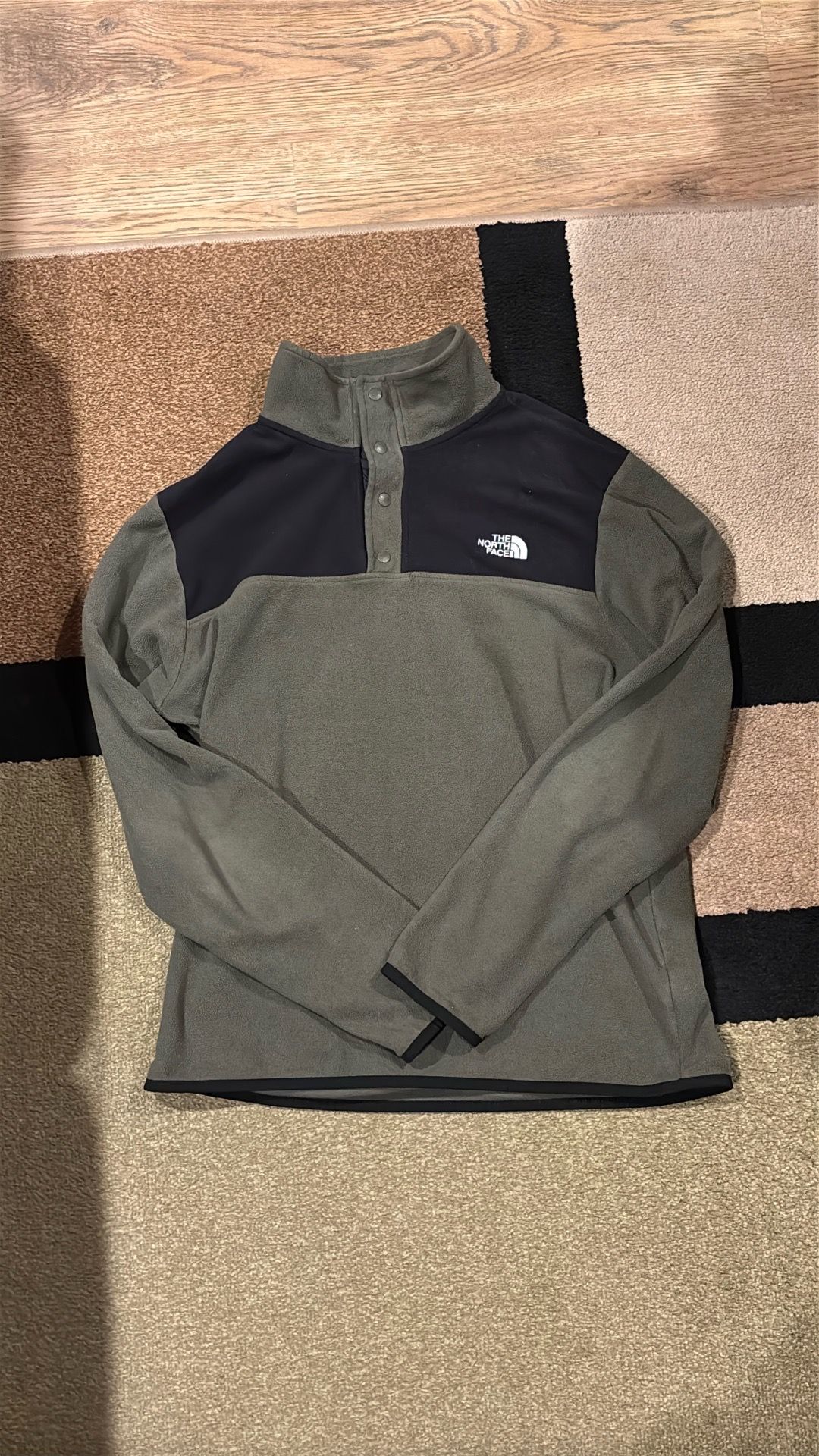 North Face quarter button down jacket 100% wool barely worn, perfect condition $30 size Medium