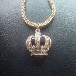 Crown Pendant With Beautiful Crystal Embellishments. 