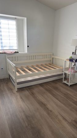 White Twin Daybed(with mattress if want)