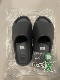 Oynx Yeezy Slides, NO BOX, SIZE 10 (CAN ALSO DO DROP OFFS)