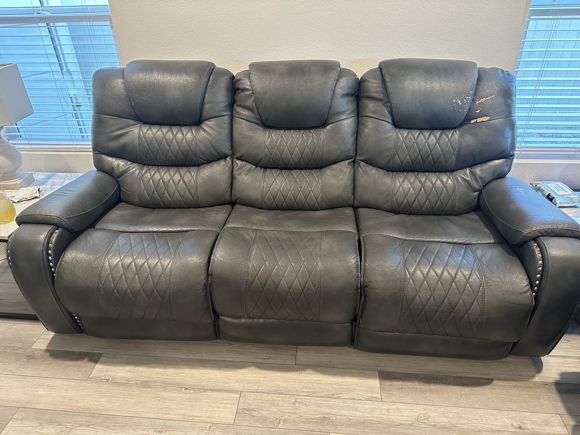 Jerome’s Power Reclining Living Room Set + Tables & Decor