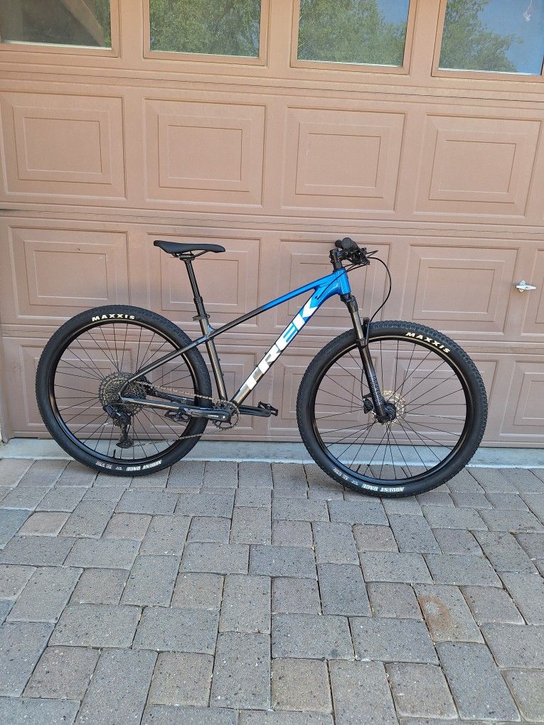 TREK MARLIN 8 MOUNTAIN BIKE 1 X 12 SPEED AIR SHOCK ROCKSHOX DROPPER POST SEAT SETUP TUBELESS ( CHECK MY OTHER BIKES)
