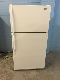 21 Cubic Foot Refrigerator With Ice Maker