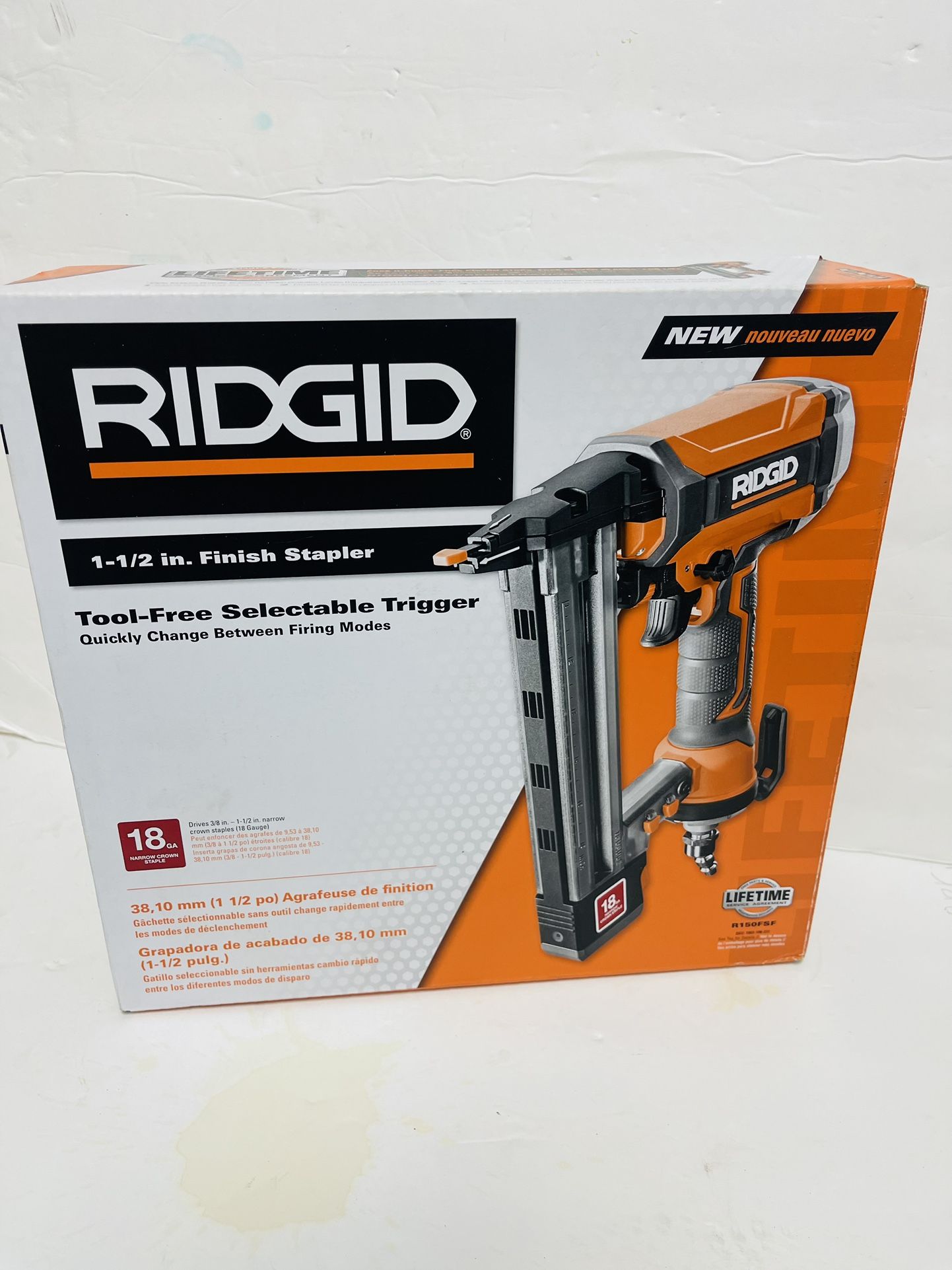 RIDGID Pneumatic 18 Gauge 1 1/2 in. Finish Stapler, Contractor's Bag and Staples