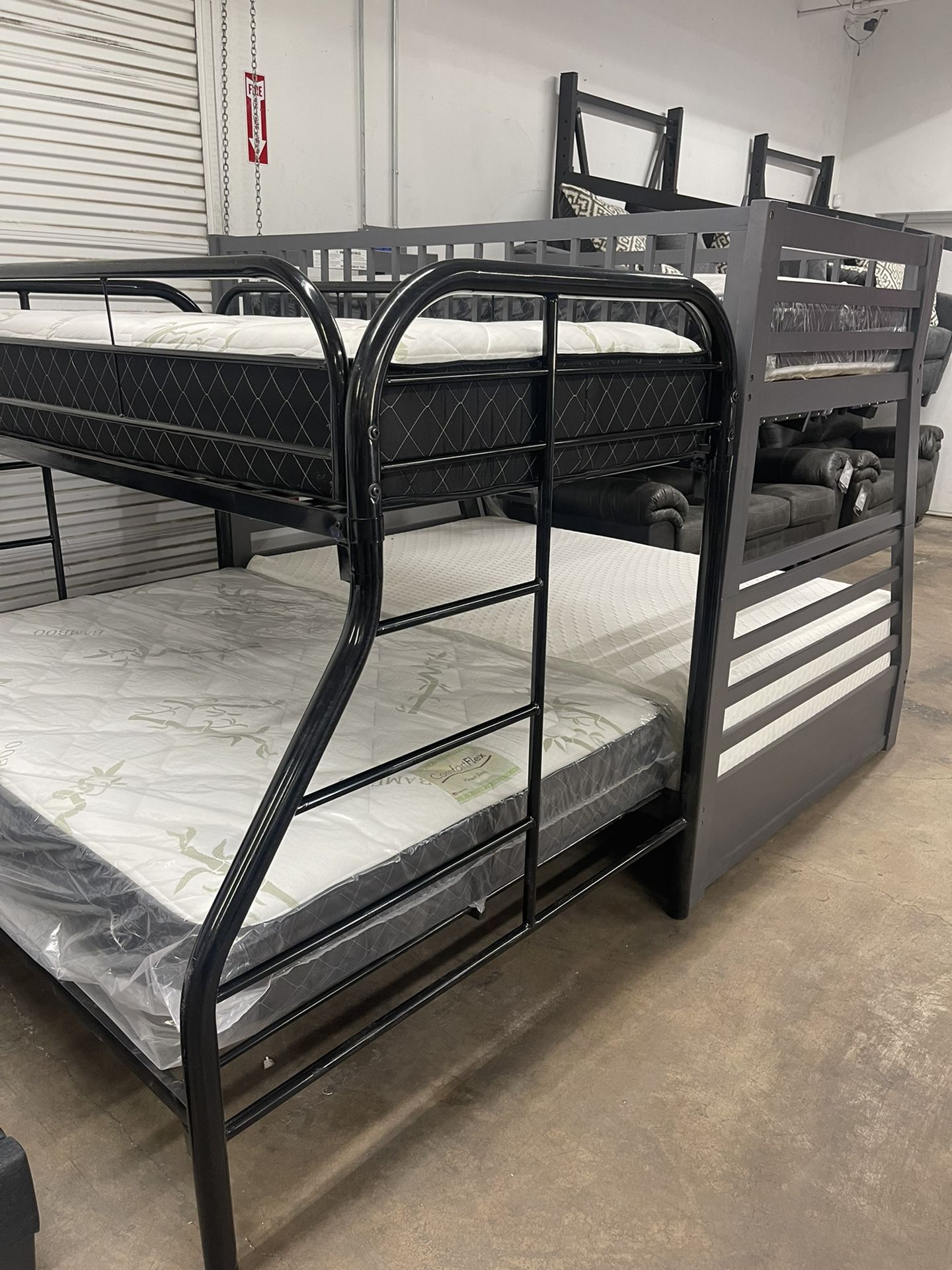 Litera de metal nuevas con todo y colchones $5999mas tax cash only