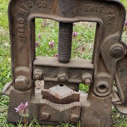 Vintage Reed Steel Pipe Bench Vise