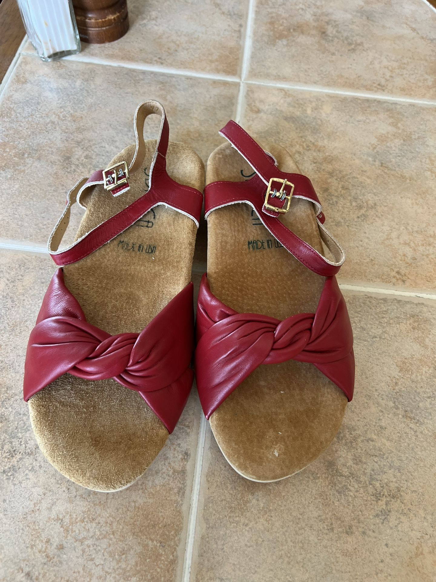 Women’s Sandals/ Red. Size 5