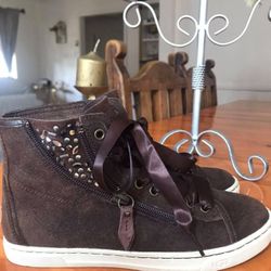 UGG Sneakers, Tennis Shoes, Kids Shoes,Girl Sneakers Size 6