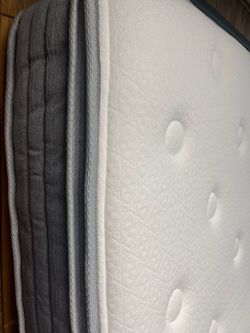 Make offer on Queen size Mattress, clean, Hybid