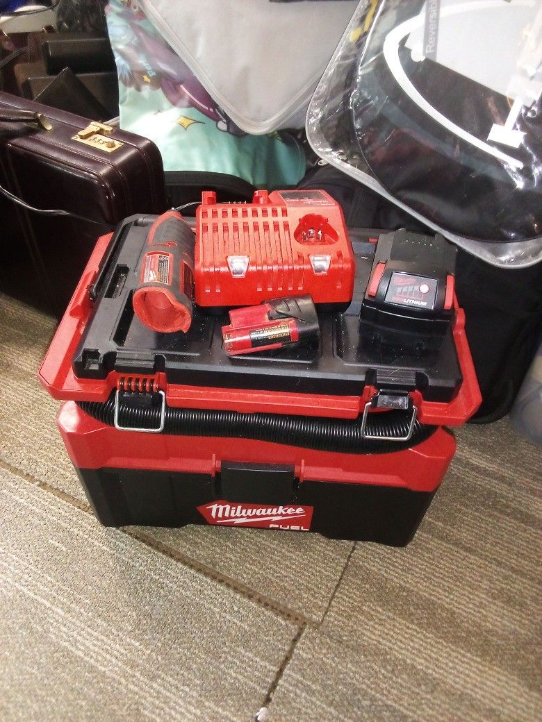 MILWAUKEE VACUUM ALONG WITH CHARGER AND M18 RED LITHIUM BATTERY