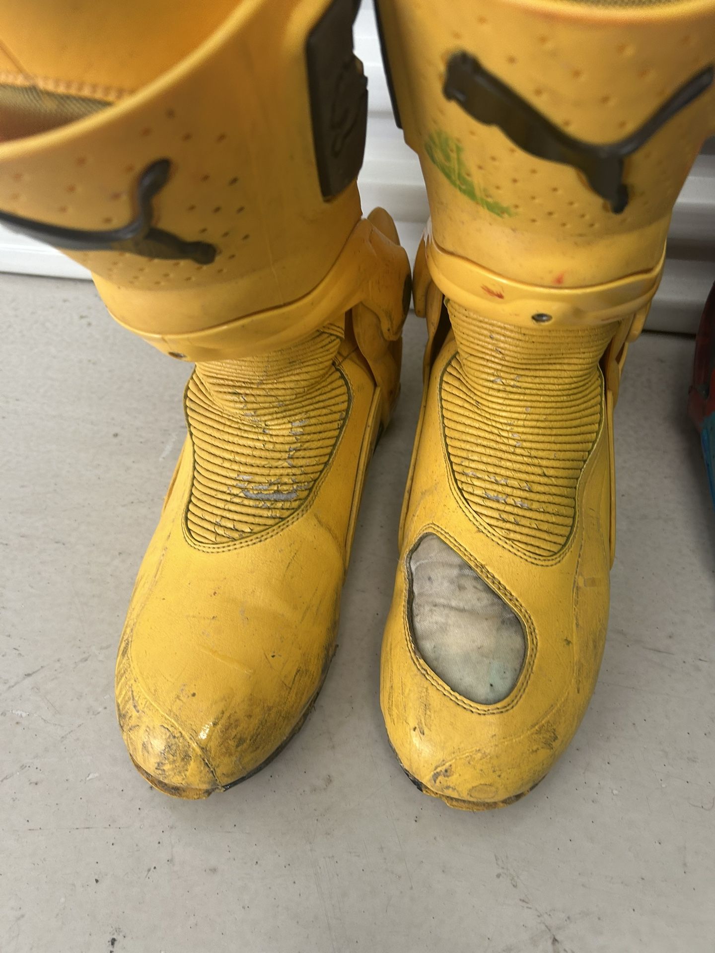 Puma V-1000 Boot Size 11 Yellow/Black