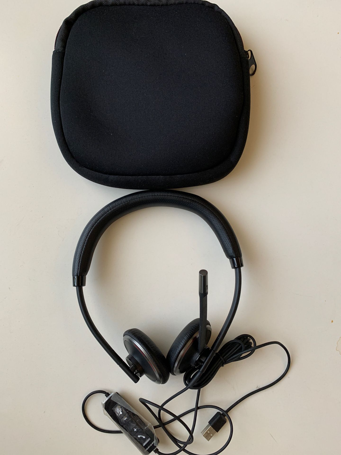 Plantronics blackwire C520 headset with mic and USB headphones rarely used with case