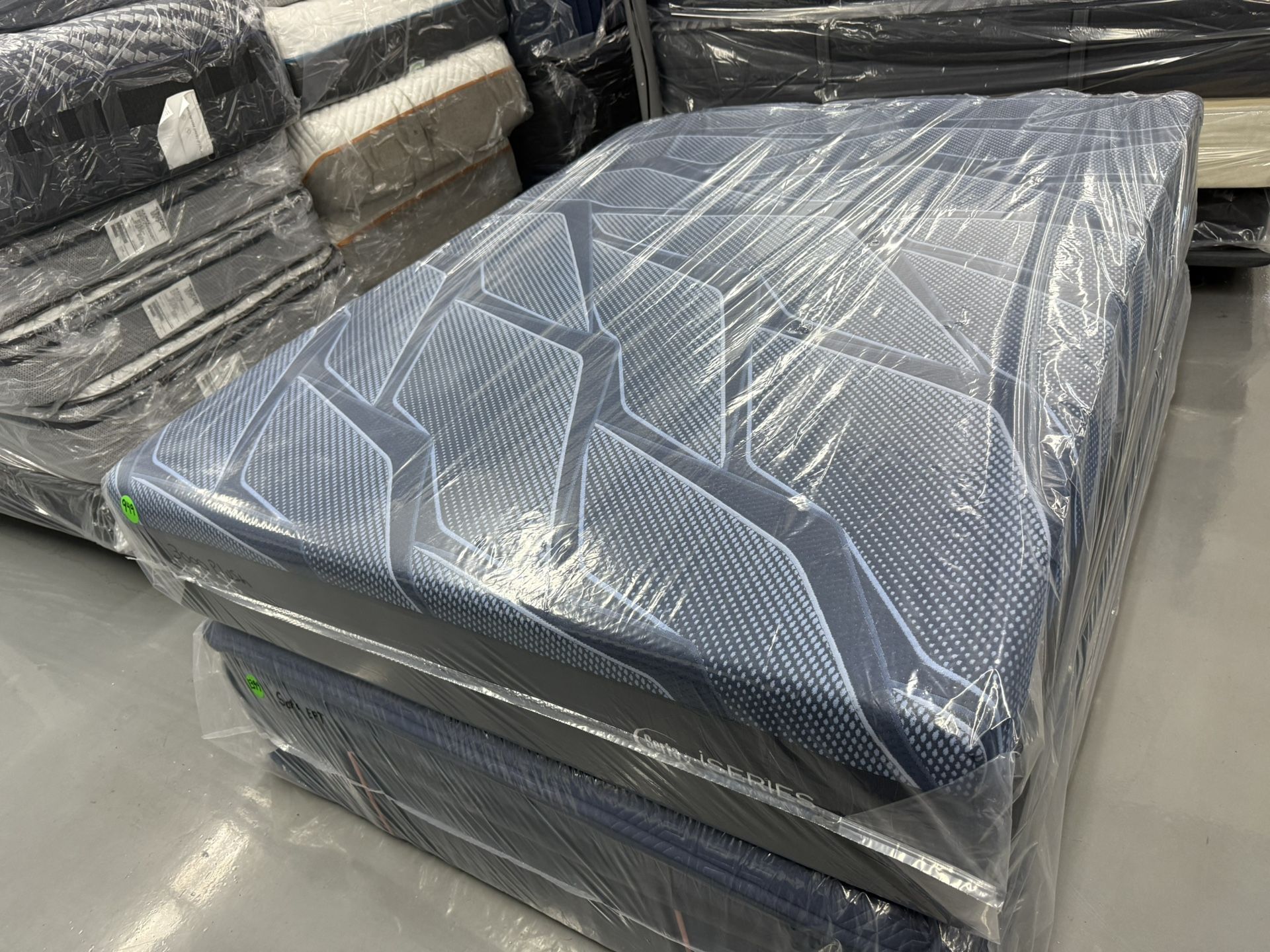 QUEEN SIZE SERTA ICOMFORT HYBRID 3000 (PLUSH) MATTRESS & BOX SPRING BED SET