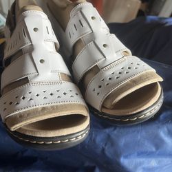 👡 Brand New Clarks Lexi Qwin White Leather Sandals – Size 8XW – Never Worn! ☁️