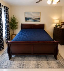 Mahogany Queen Bedroom Set – Bed, Dresser, Mirror & Chest