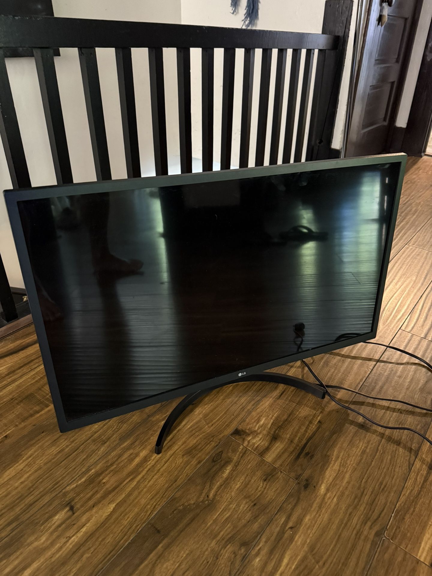 LG 32 Inch Monitor, Practically New - 32NM60T-B