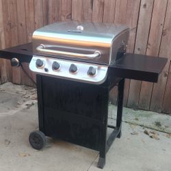 OUTDOOR BBQ GRILL---WITH COVER AND PROPANE TANK 
