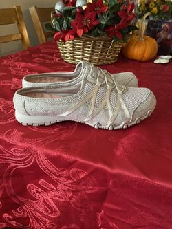 Skechers 6.5 - LIKE NEW!