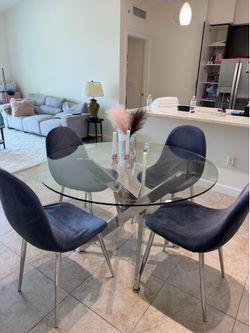 Table + 4 chairs