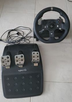 Logitech G920 Driving Force Racing Wheel and Pedal set