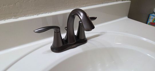 Moen bathroom faucet with drain