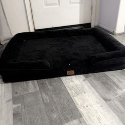 LIKE NEW DOG BED 