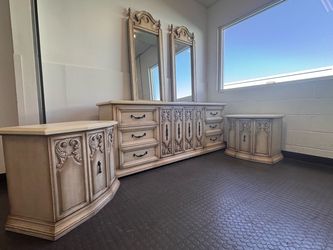 Vintage dresser set