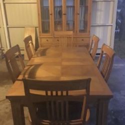 BEAUTIFUL OAK DINING ROOM SET WITH HUTCH