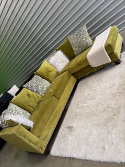 Nice sectional sofa couch (DELIVERY AVAILABLE)