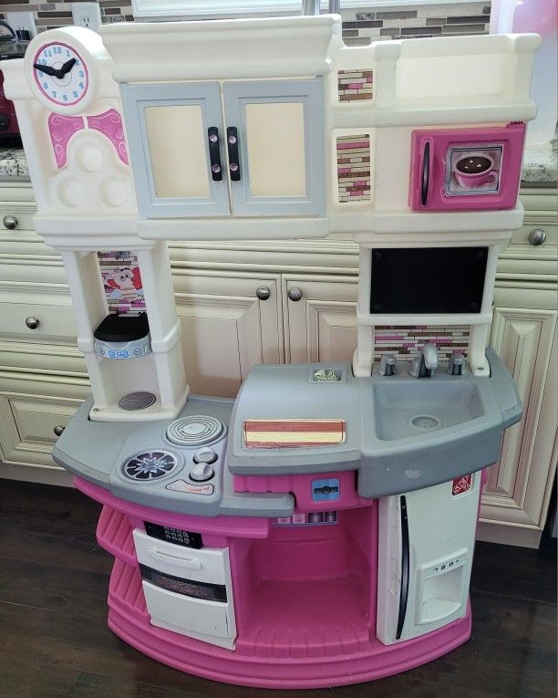 Step 2 Kitchen Set with Accessories and fake money