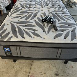 Never used — like new adjustable electric bed frame with Sealy mattress (Full size)