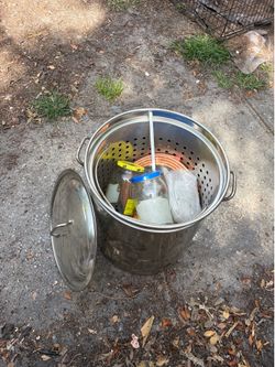 Turkey frying pot