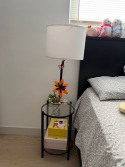 Lamp + bookshelf