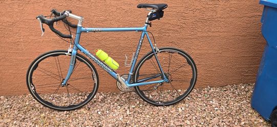 Cannondale R800 Road Bike – Lightweight Aluminum / Carbon Fork – Excellent Condition