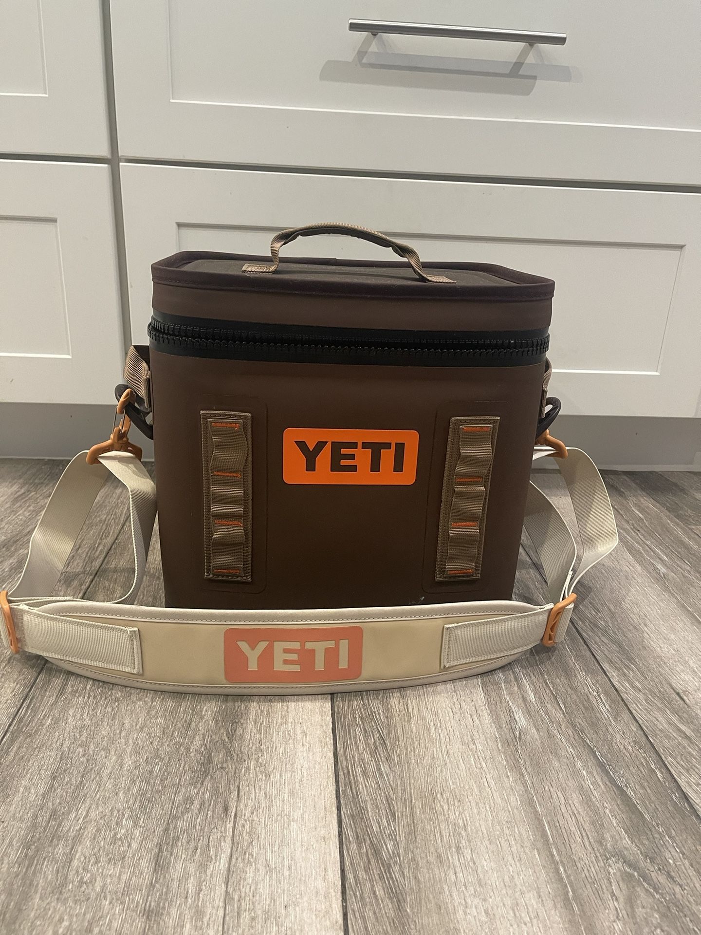 Rare Yeti Hopper Flip 12. Wetlands Brown w/KCO Strap.