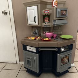LITTLE TIKES KITCHEN WITH ACCESSORIES (makes sounds, batteries included)