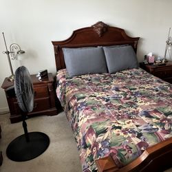 Complete Queen Sized Bedroom Set w/Bed, Dresser, Armoire, 2 Nightstandstt