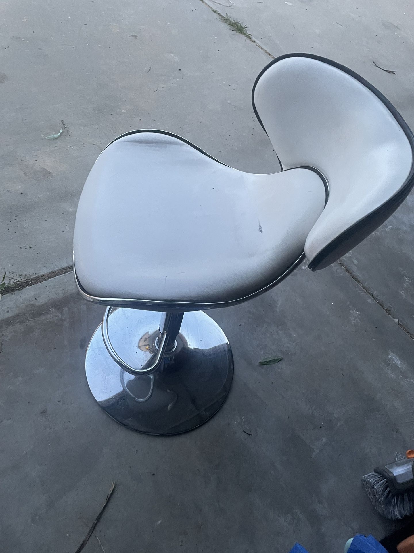 Hairstylist chair Or vanity Chair