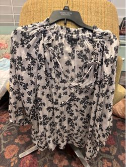 Women’s Cute 2X Flowy Top. Located in Murray cash/Venmo. Venmo deposit to hold or fcfs.