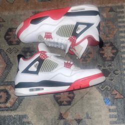 Air Jordan 4 Fire Red. Size 9.5