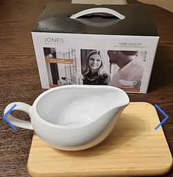 New Jones New York Beautiful 14oz White Stoneware Gravy Boat With Bamboo Tray!
