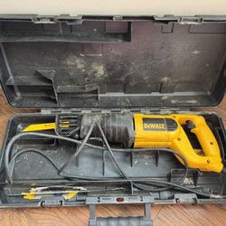 DEWALT Corded Reciprocating Saw w/ Hard Case Working