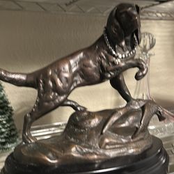 Bronze Statue Bird dog with Pheasant   Pd 500& asking  200$  great piece to sit on fireplace  mantel  pk up Everett Mall way