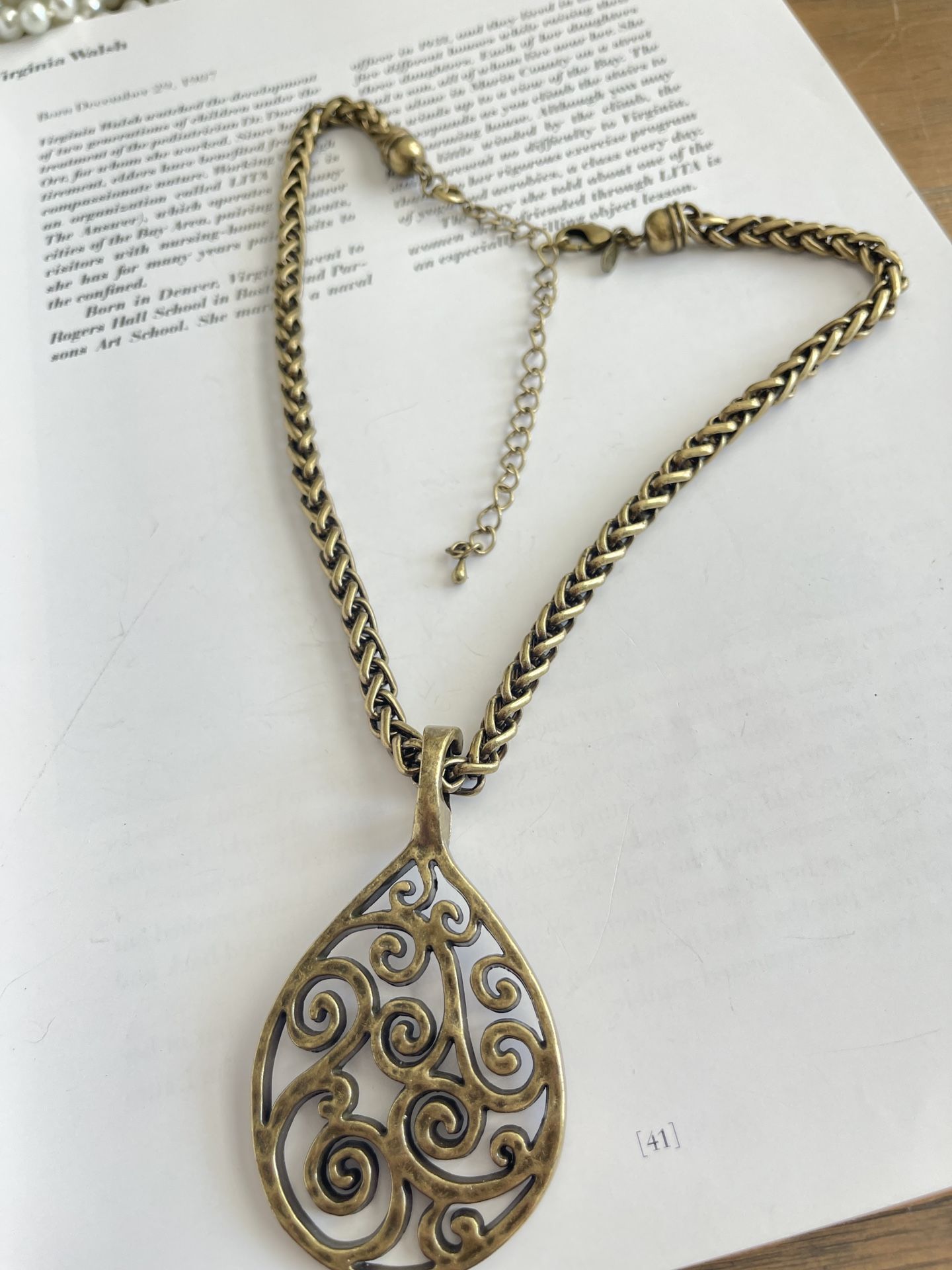 Beautiful Premier Designs mixed metals gold/silver teardrop pendant 14" necklace