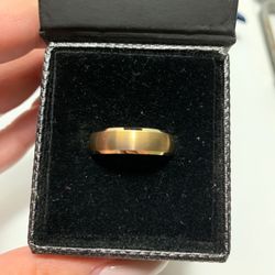 Comfort fit Tungsten Carbide wedding ring for men size 8.5 in brand new condition has never been worn.