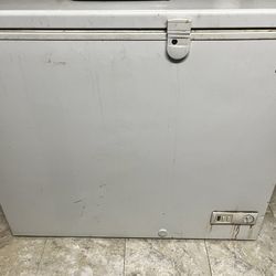Chest Freezer: White GE 7.0 cubic feet Compact Chest Freezer